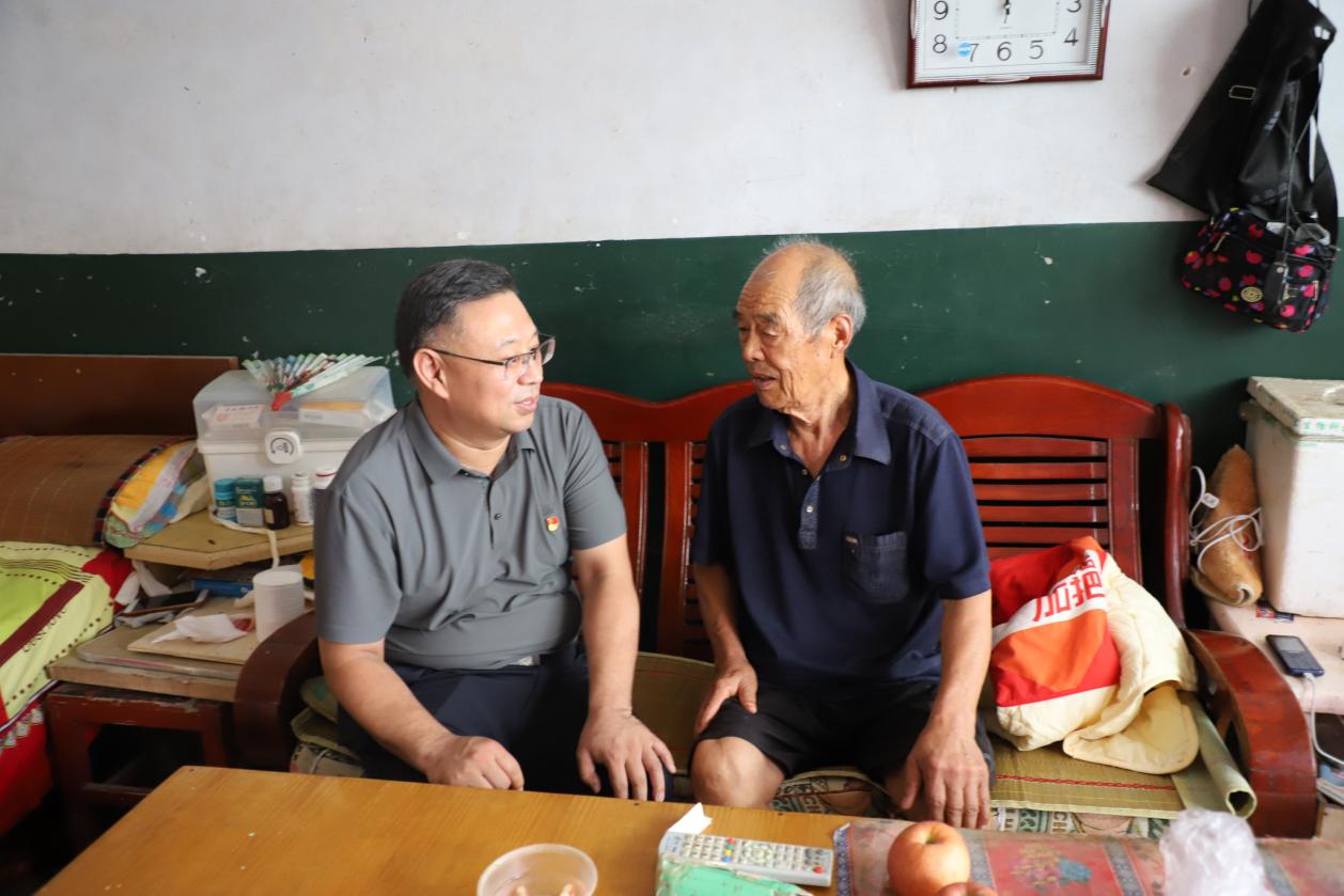 大发welcome开展“七一”走访慰问老党员活动